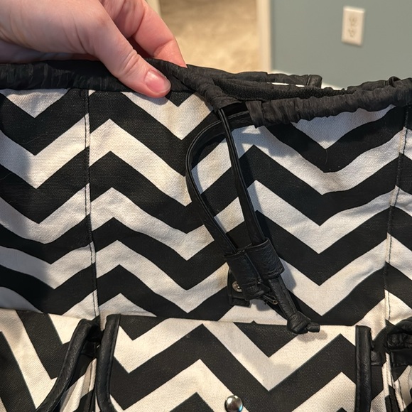Black-and-white Chevron striped drawstring backpack - Picture 3 of 4